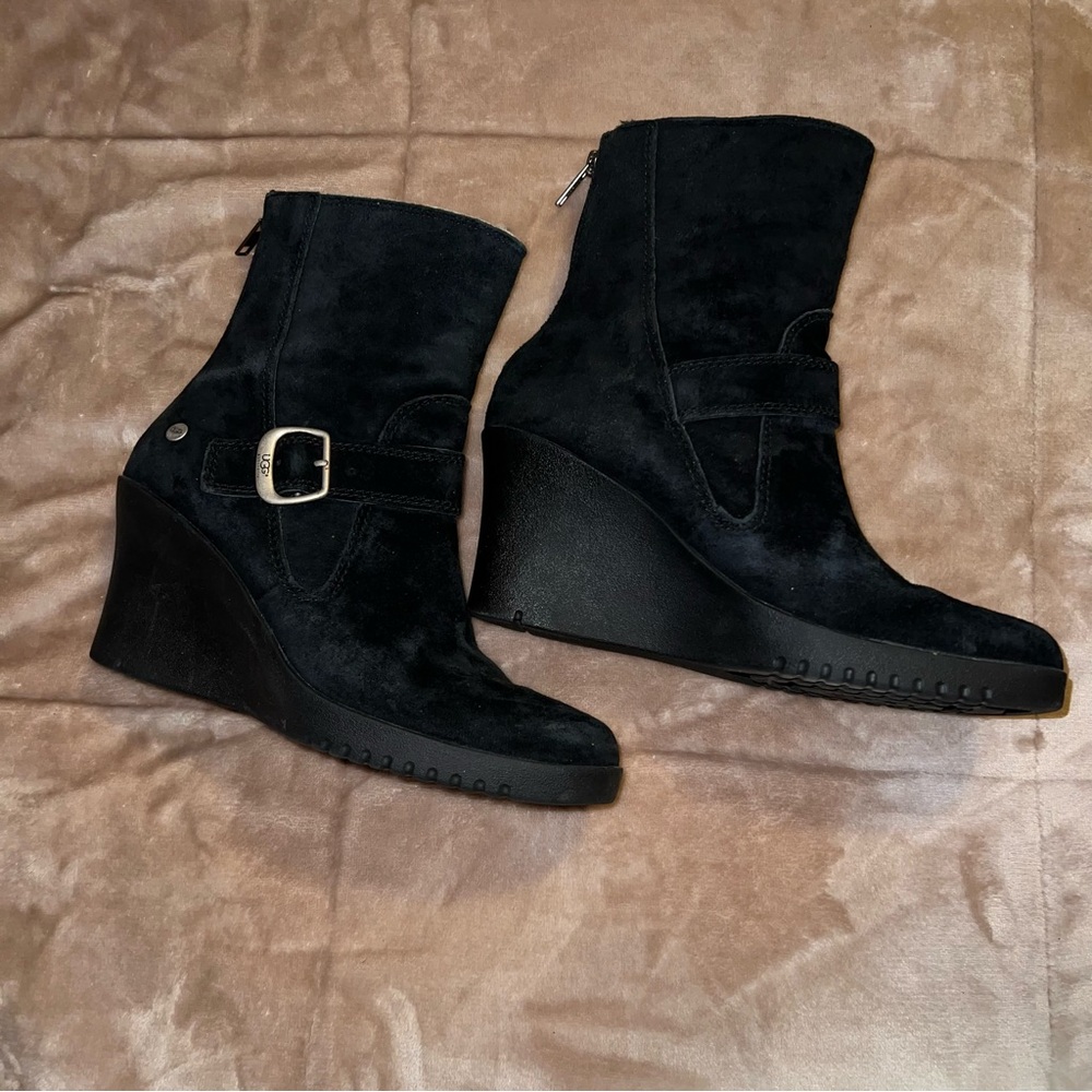 Authentic UGGs Size 8 Black Suede Lined Wedge Boots Booties Moto